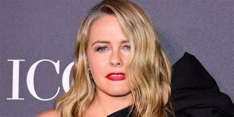 Clueless star Alicia Silverstone poses totally naked for new。